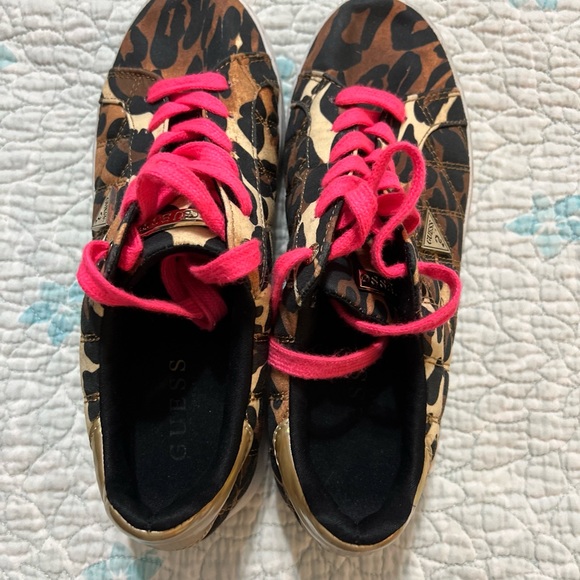 GUESS TENNIS WALKING SHOES SIZE 6 M GWSAVED Lace Up Animal Print - Picture 3 of 11